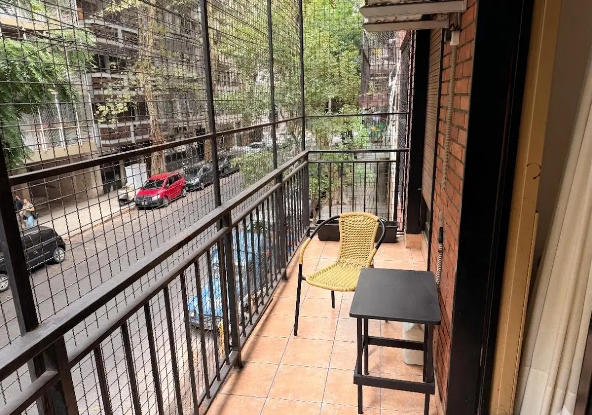 Departamento 3 ambientes con balcón corrido y patio en Recoleta 4
