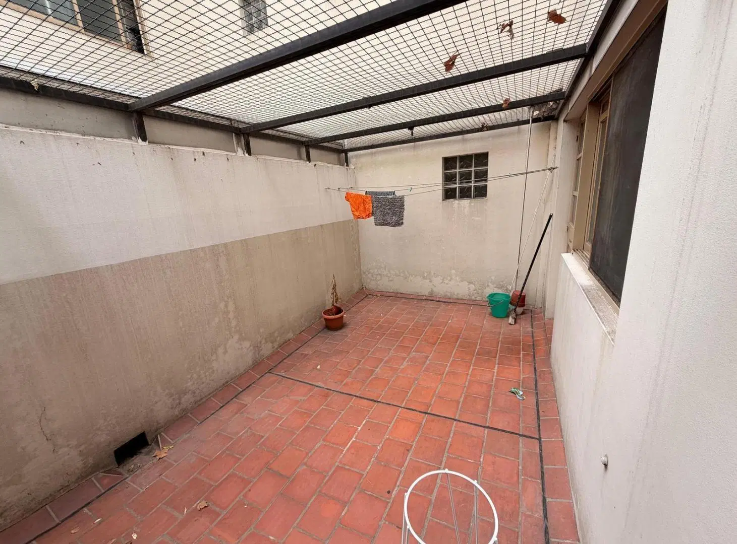Departamento 3 ambientes con balcón corrido y patio en Recoleta 8