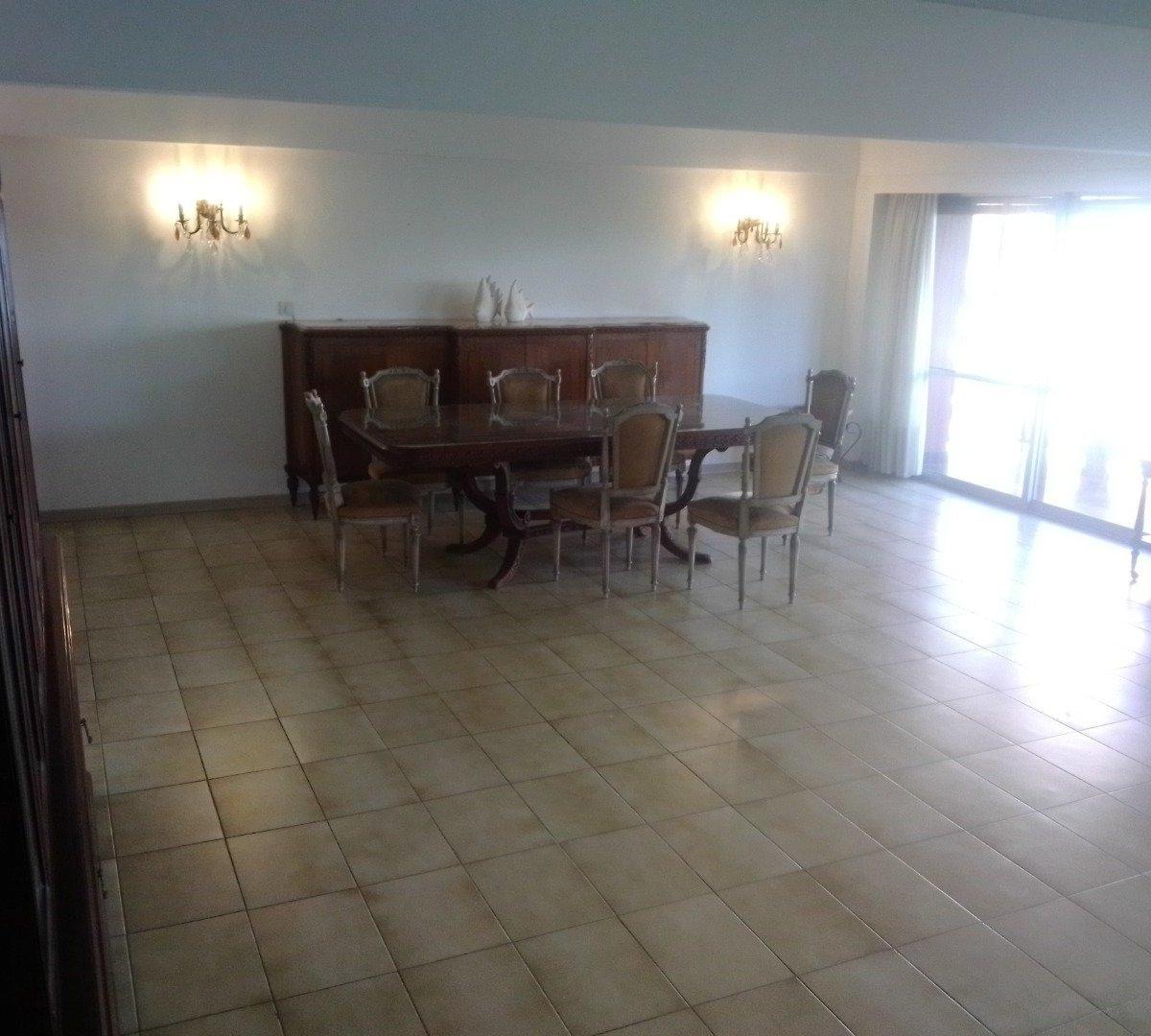 SEMI PISO EN VENTA ( de epoca): Tres Dormitorios y Cochera Doble .-2235255796