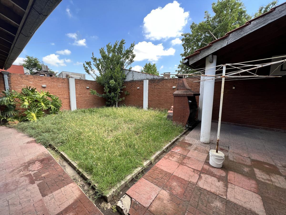 Casa en venta -  260m2 de lote - cochera y quincho