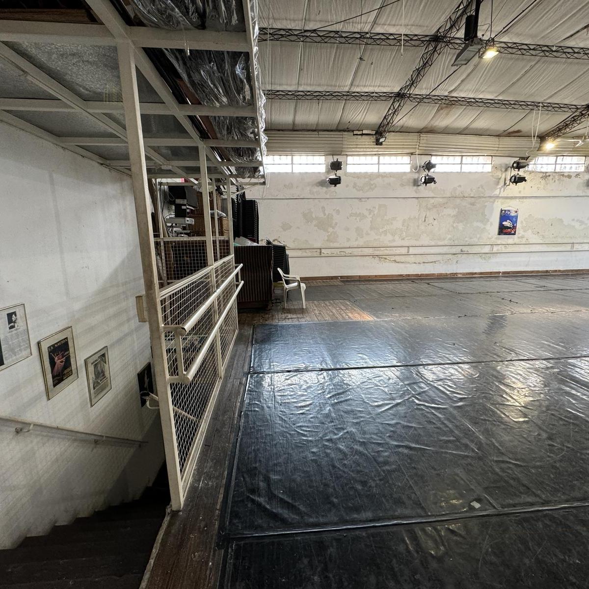 Únicamente Comercial o Profesional - 200 m² Planta Libre y 200 m² con Gran Salon y Baños 4