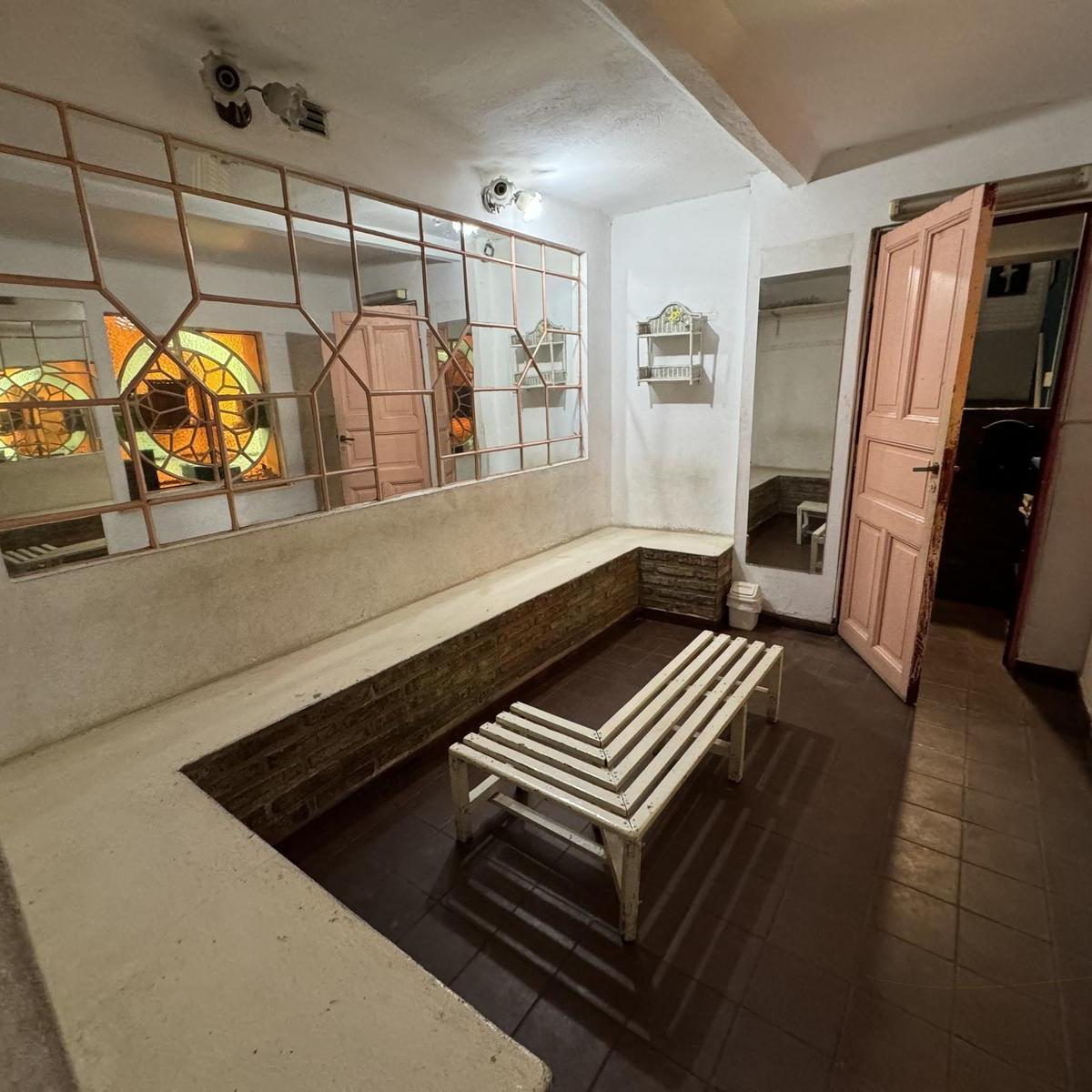 Únicamente Comercial o Profesional - 200 m² Planta Libre y 200 m² con Gran Salon y Baños 1