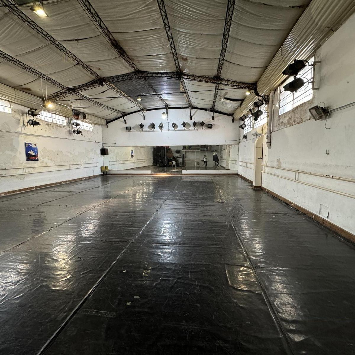 Únicamente Comercial o Profesional - 200 m² Planta Libre y 200 m² con Gran Salon y Baños 2