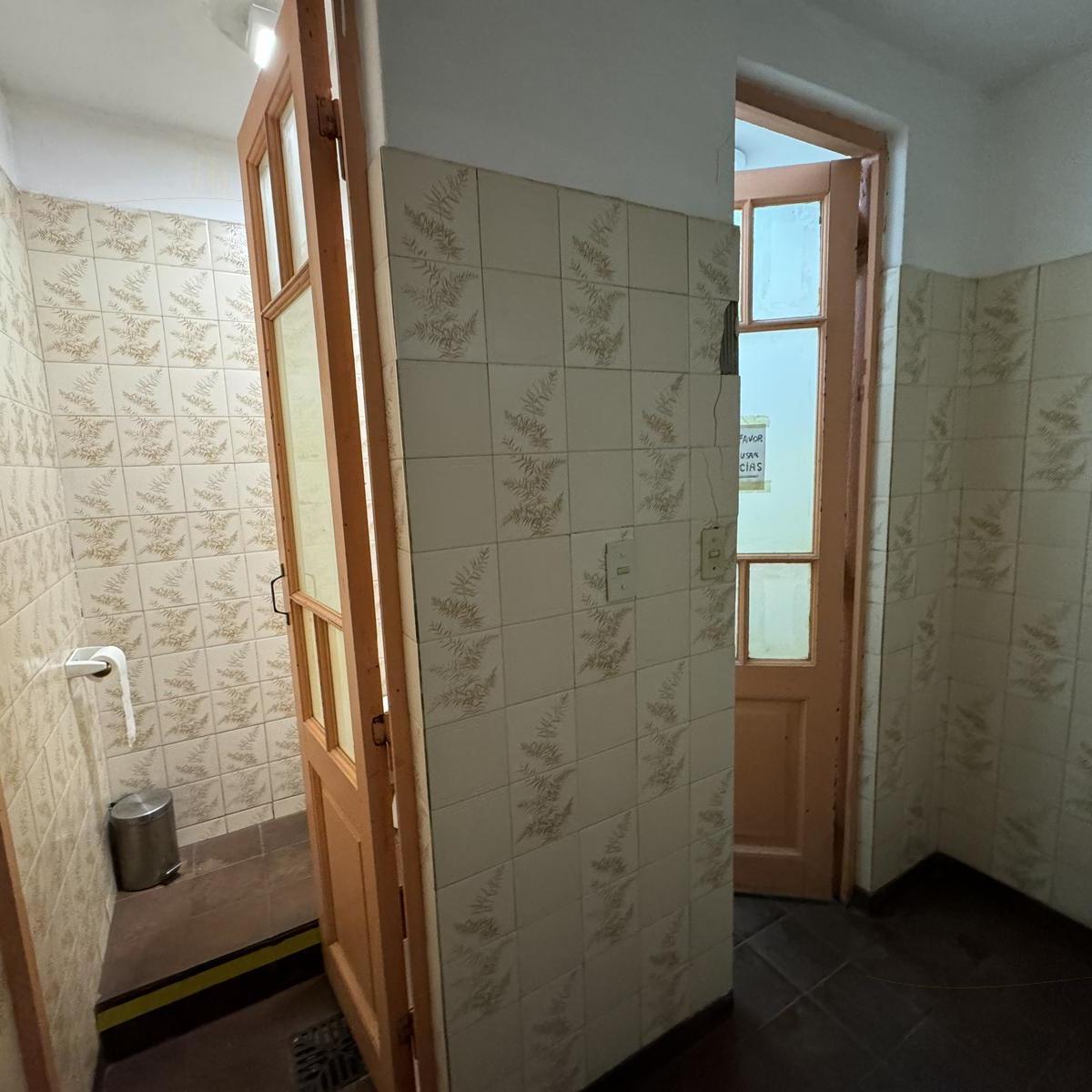 Primer Piso por Escalera - 200 m² Planta Libre y 200 m² con Gran Salon y Baños 4