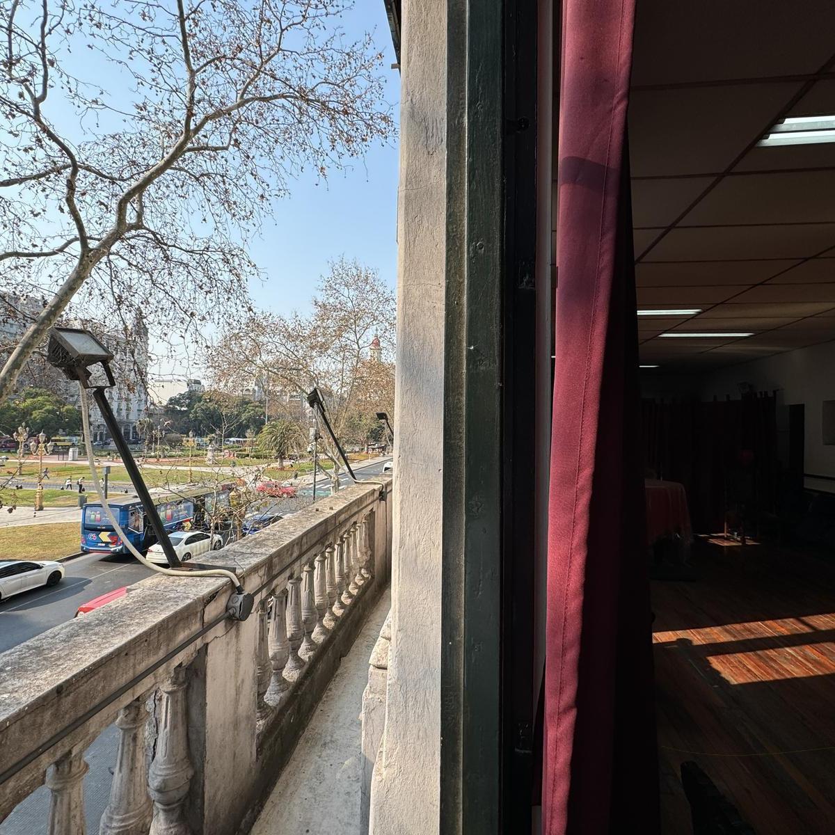 Primer Piso por Escalera - 200 m² Planta Libre y 200 m² con Gran Salon y Baños 2