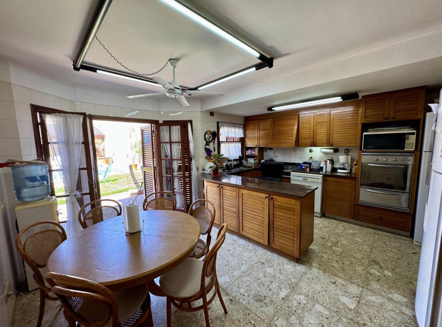 Exclusiva casa - Gran jardin con piscina y quincho - doble cochera - 3 plantas