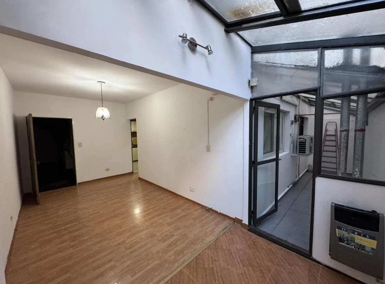 Hermoso departamento con amplio patio cubierto - lavadero - aire acondicionado 8