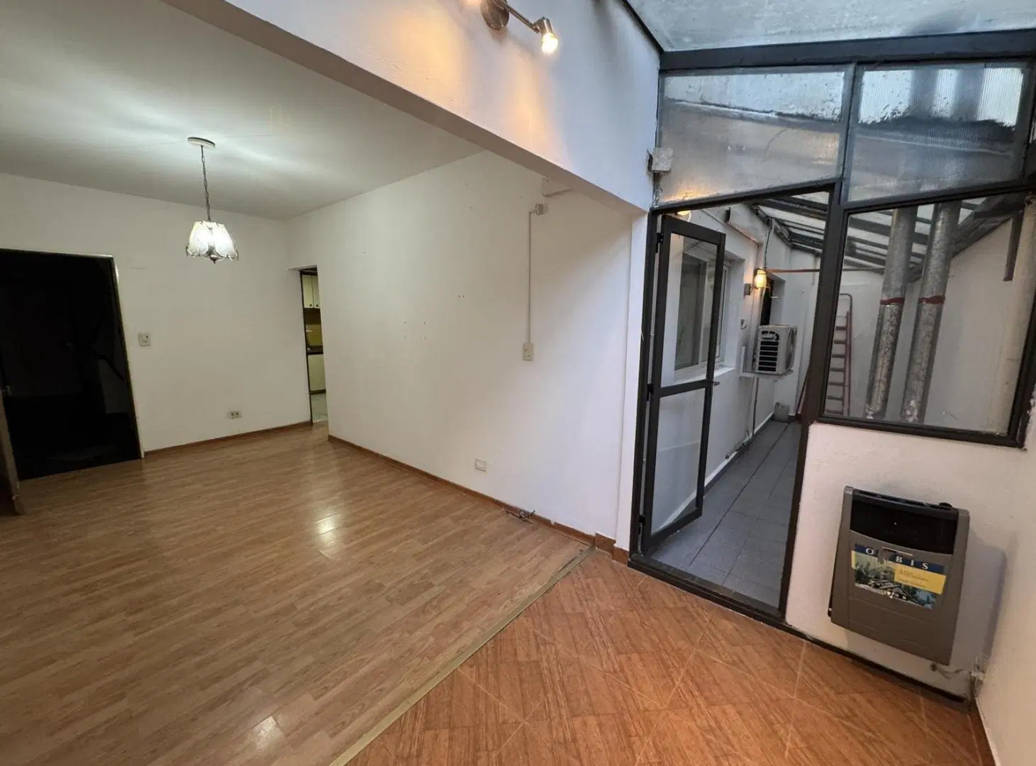 Hermoso departamento con amplio patio cubierto - lavadero - aire acondicionado 2