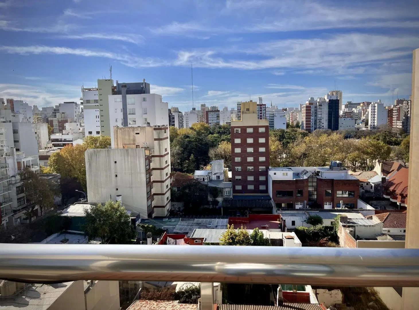 VENTA SEMIPISO 3 AMBIENTES CON COCHERA PLAZA MITRE 2