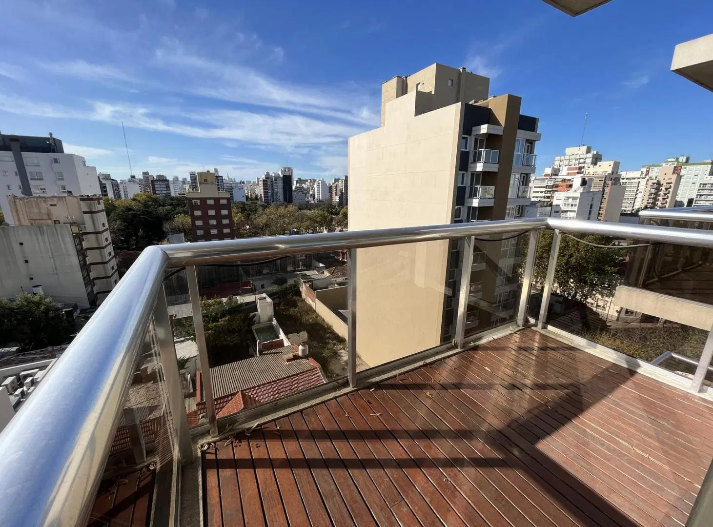 VENTA SEMIPISO 3 AMBIENTES CON COCHERA PLAZA MITRE 5