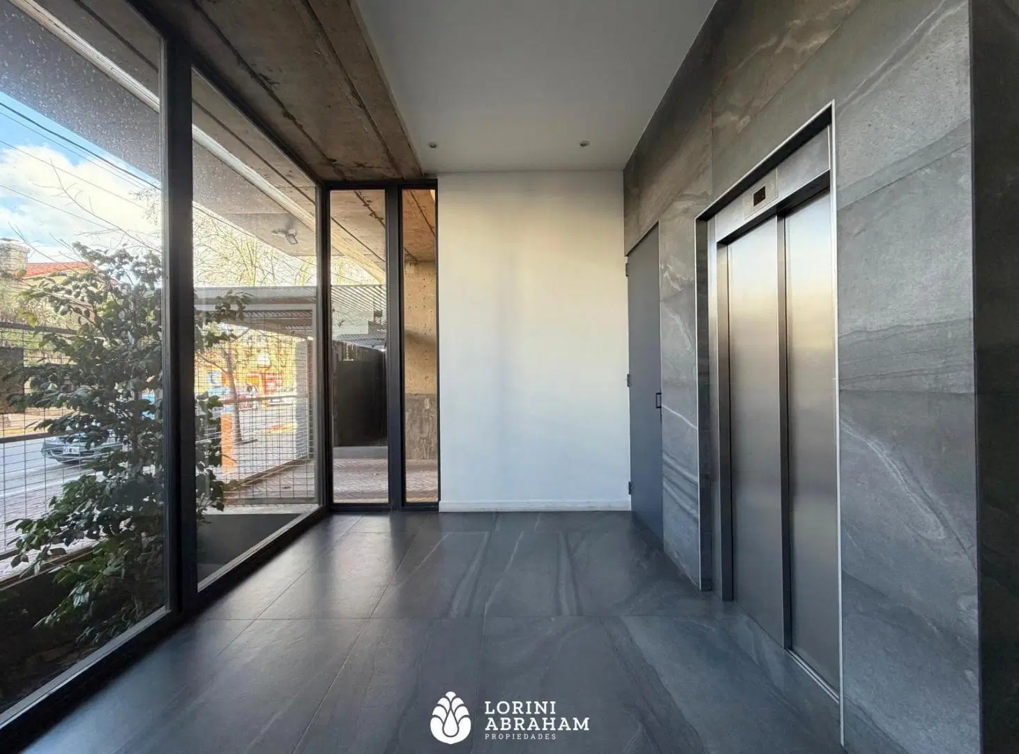 VENTA EXCELENTE SEMIPISO 4 AMB. C/ COCHERA Y BAULERA BARRIO CHAUVIN 5