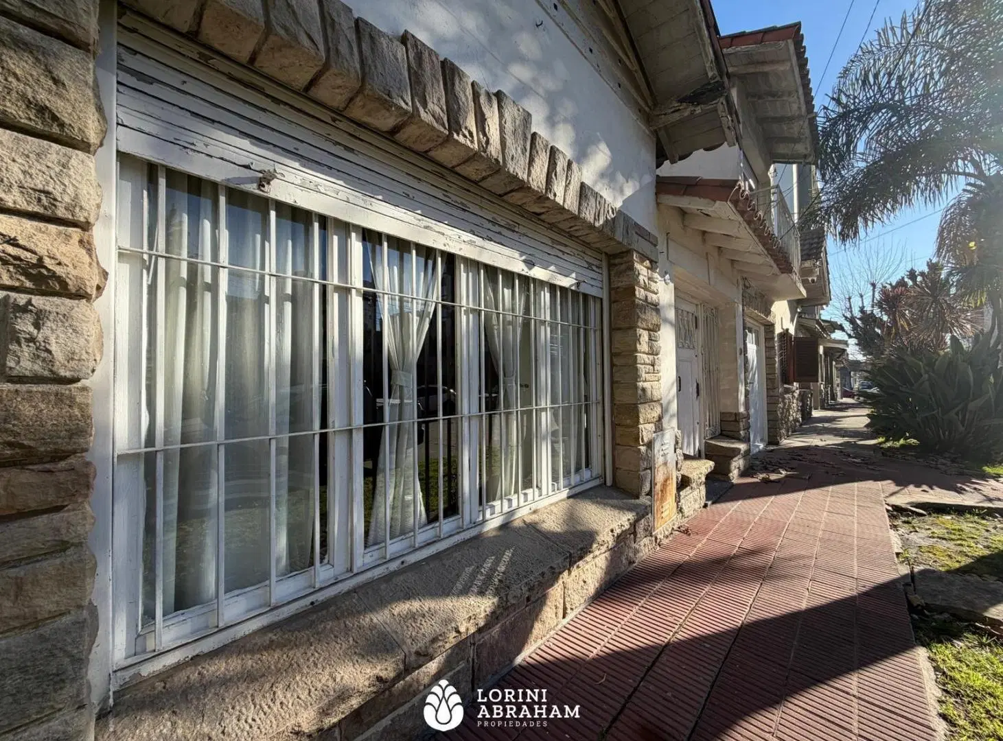 VENTA CASA 4 AMB. C/ PATIO Y GARAJE BARRIO SAN CARLOS 4