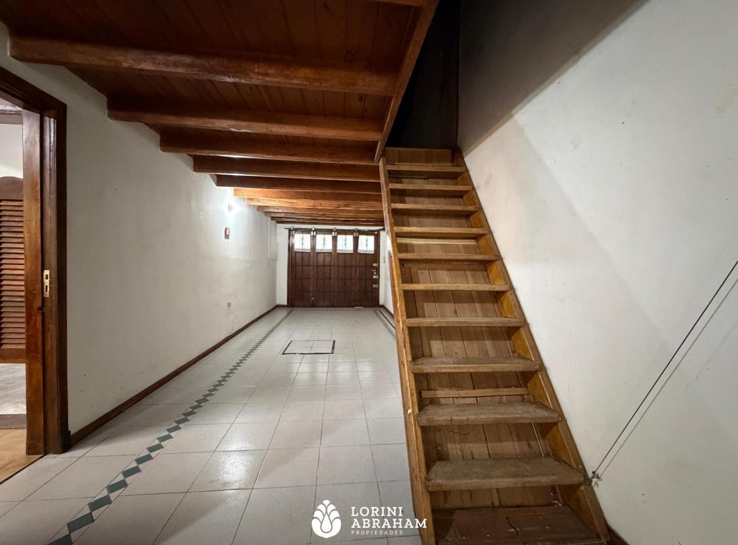 Foto de VENTA CASA 4 AMB. C/ GARAJE, QUINCHO Y JARDÍN BARRIO BOSQUE ALEGRE, imagen 2
