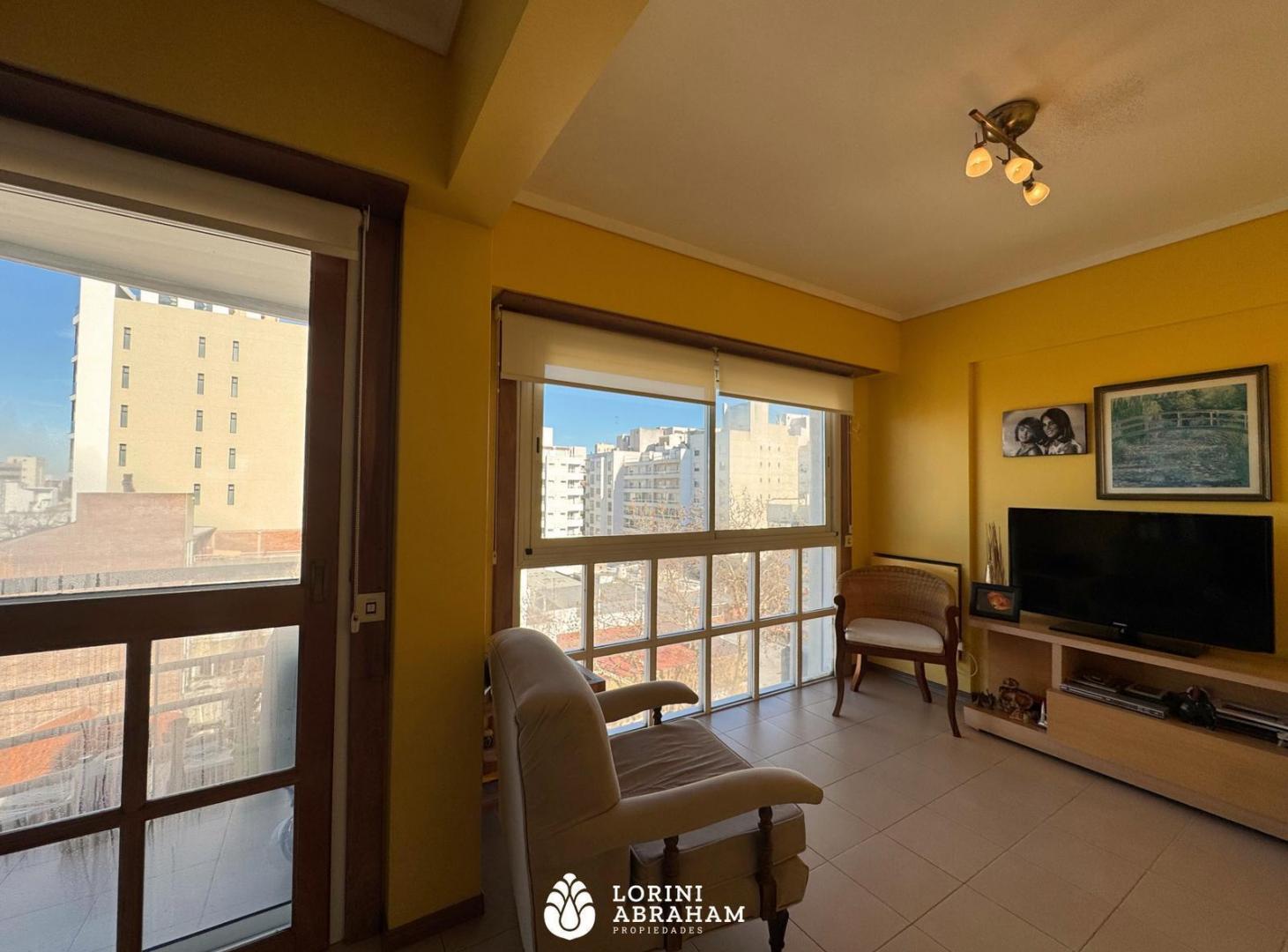 Foto de VENTA DEPARTAMENTO 4 AMBIENTES C/ COCHERA Y BAULERA ZONA PLAZA MITRE, imagen 1
