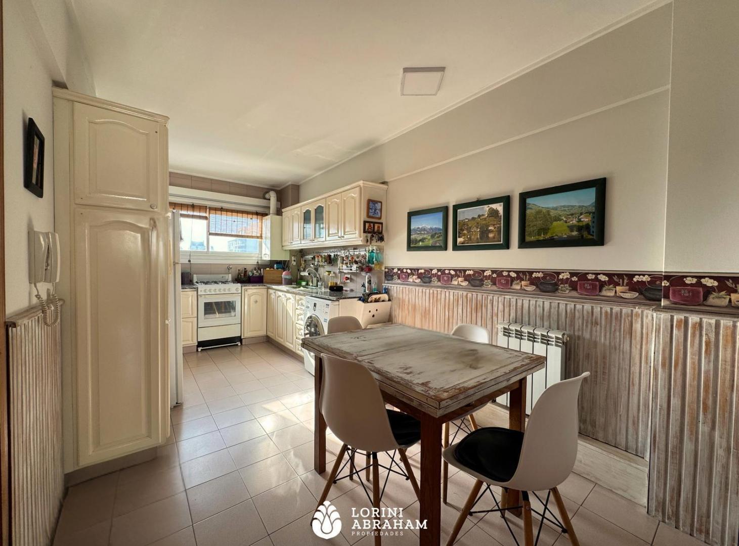 Foto de VENTA DEPARTAMENTO 4 AMBIENTES C/ COCHERA Y BAULERA ZONA PLAZA MITRE, imagen 4