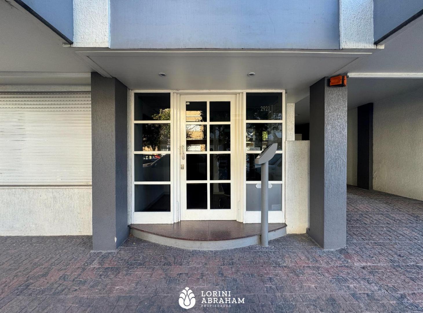 Foto de VENTA DEPARTAMENTO 4 AMBIENTES C/ COCHERA Y BAULERA ZONA PLAZA MITRE, imagen 2