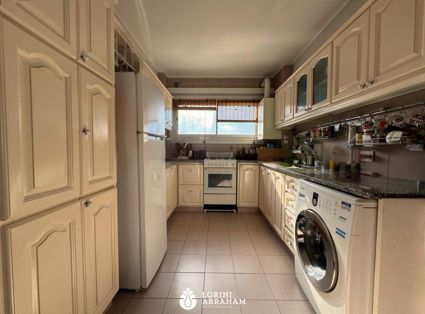 Foto de VENTA DEPARTAMENTO 4 AMBIENTES C/ COCHERA Y BAULERA ZONA PLAZA MITRE, imagen 1