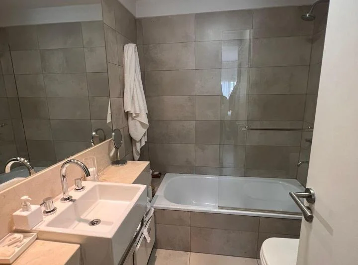 Alquiler 2 Amb con Balcón + Amenities Premium – Piscinas y SUM 2