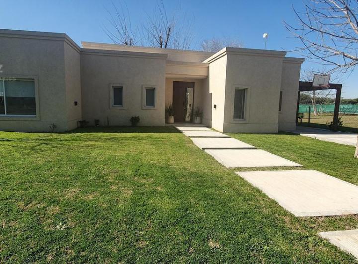 Casa de 3 dormitorios y dependencia en venta / alquiler, Barrio Cerrado, Escobar 2