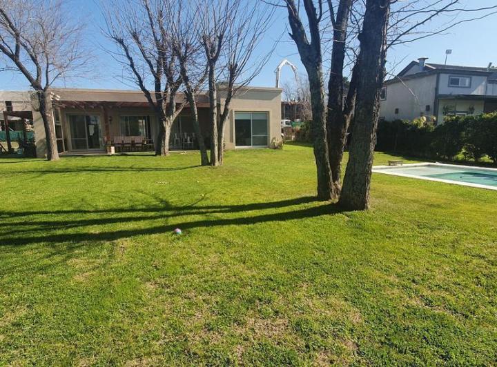 Casa de 3 dormitorios y dependencia en venta / alquiler, Barrio Cerrado, Escobar 1