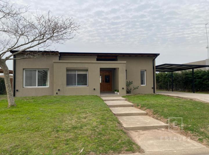 Casa en venta / alquiler, pileta. 3 dormitorios. Barrio Cerrado, Escobar 1