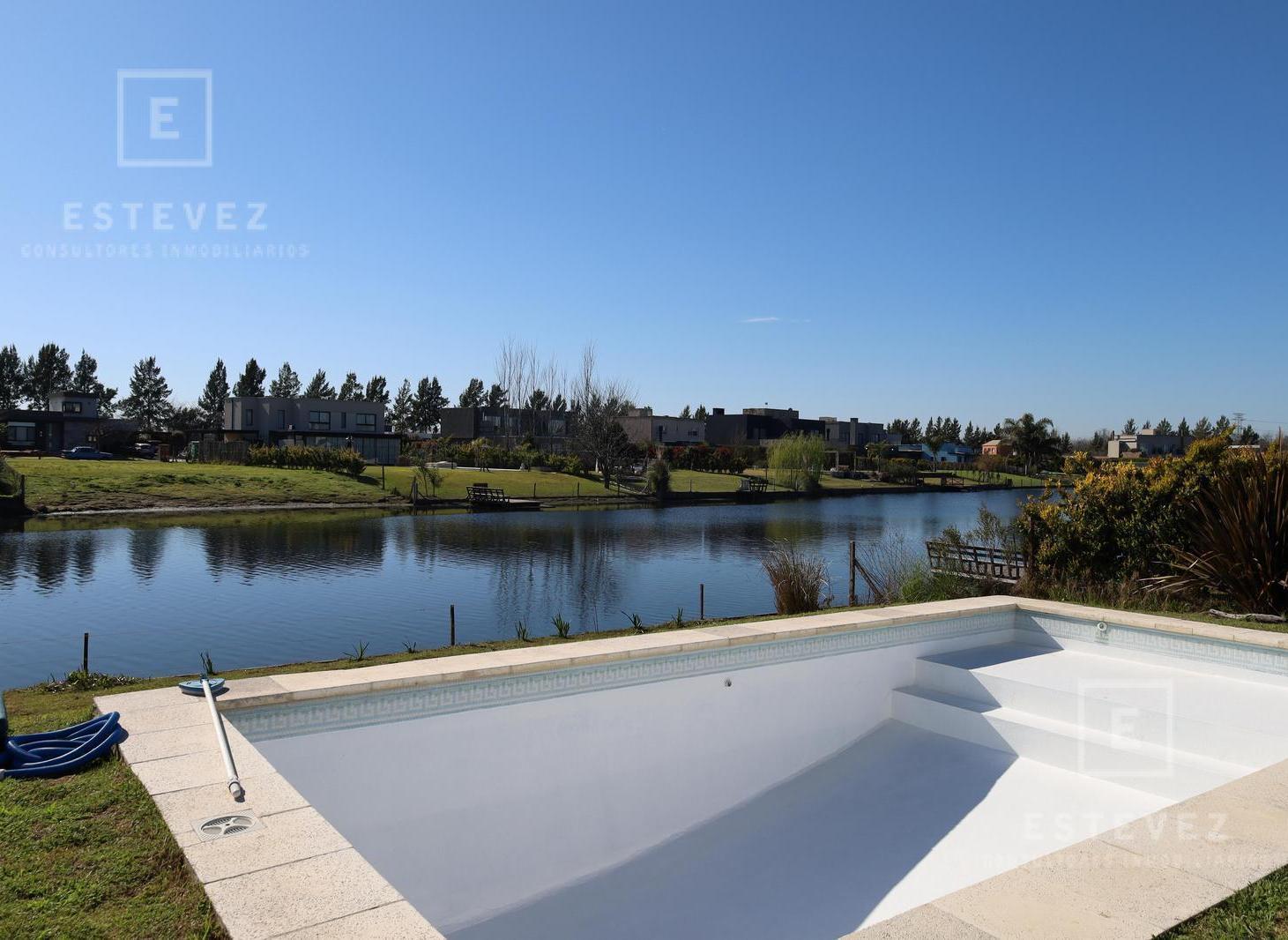 Casa en venta a la laguna, Barrio Cerrado, Escobar, GBA Norte