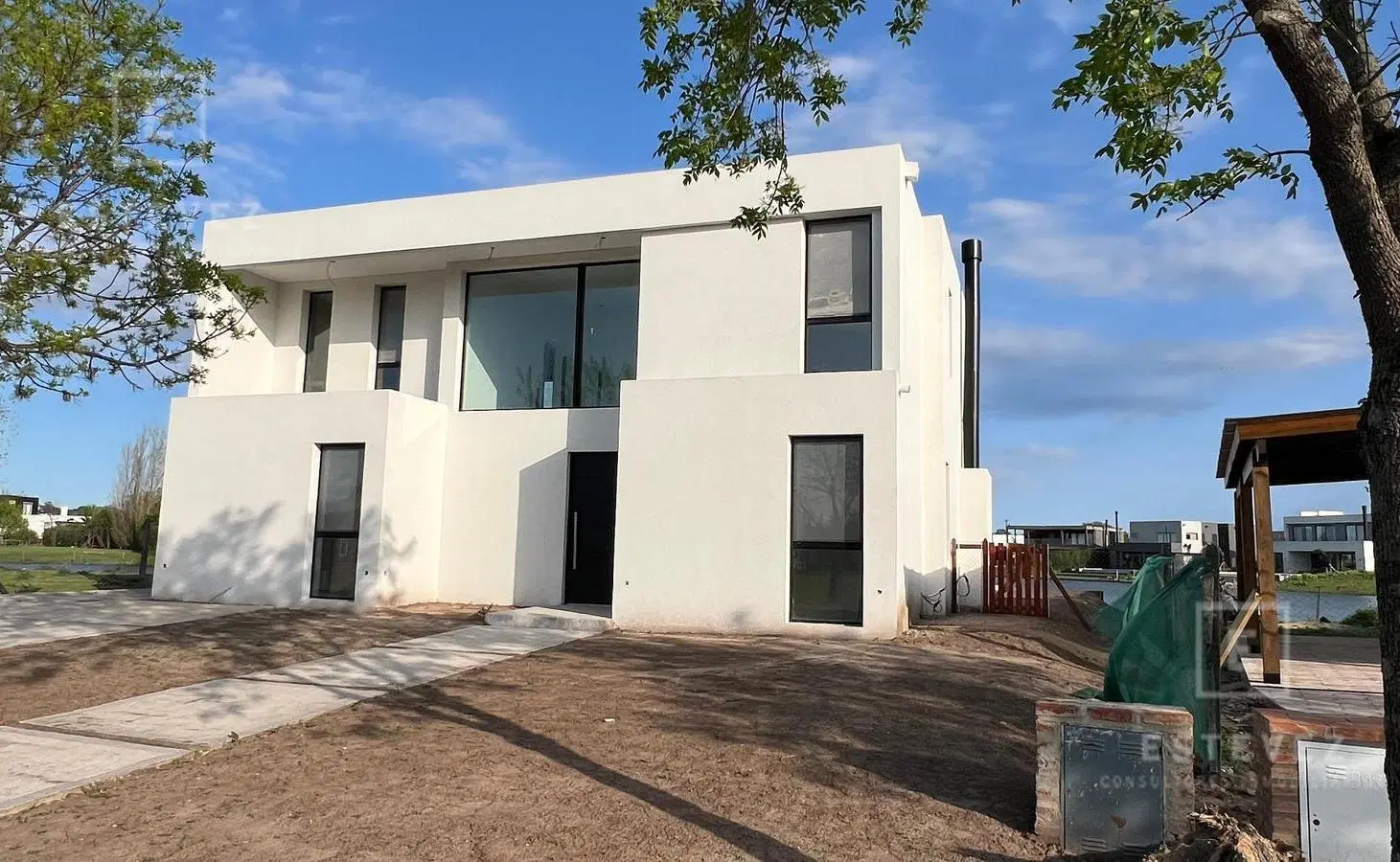 Casa sobre lote a la laguna en venta, 4 dormitorios, Barrio Cerrado, GBA Norte 3