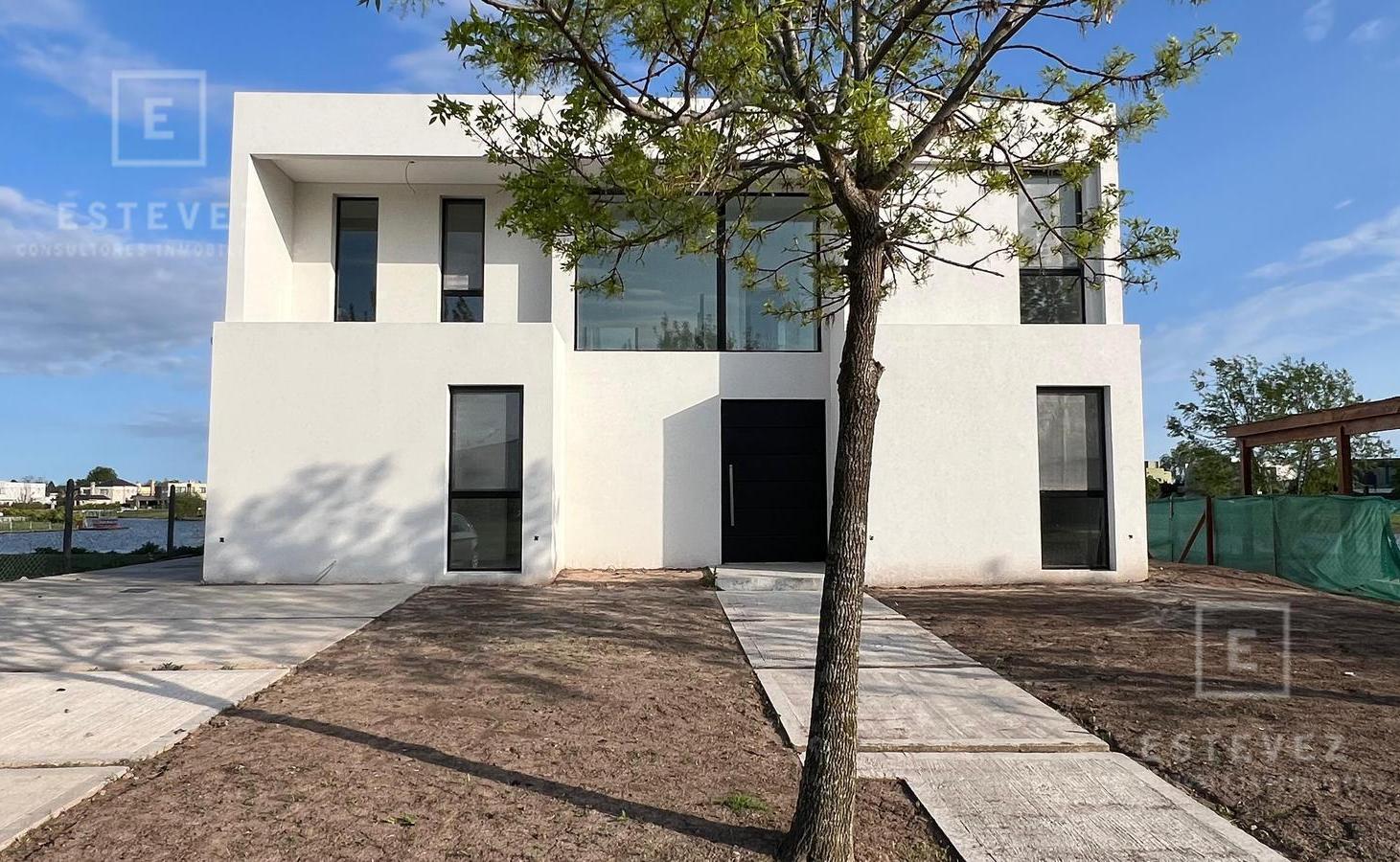 Casa sobre lote a la laguna en venta, 4 dormitorios, Barrio Cerrado, GBA Norte