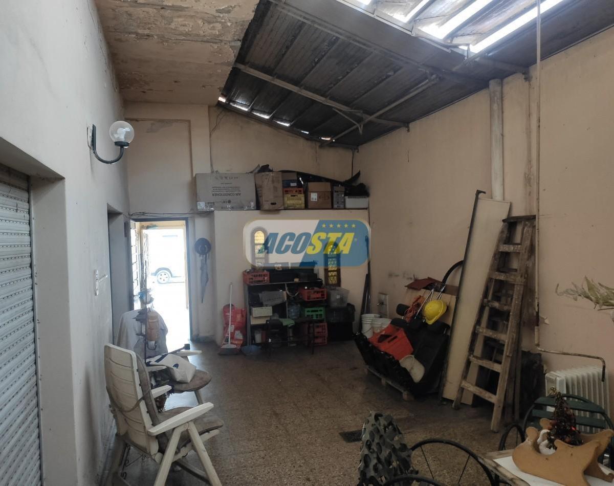 Casa 4 Ambientes a Reciclar con Garaje, Patio y Terraza 3