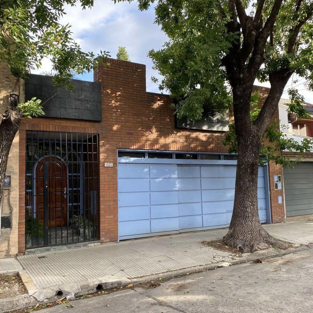 Casa 6 ambientes en Lugano con jardín, piscina, quincho y garaje para 3 autos