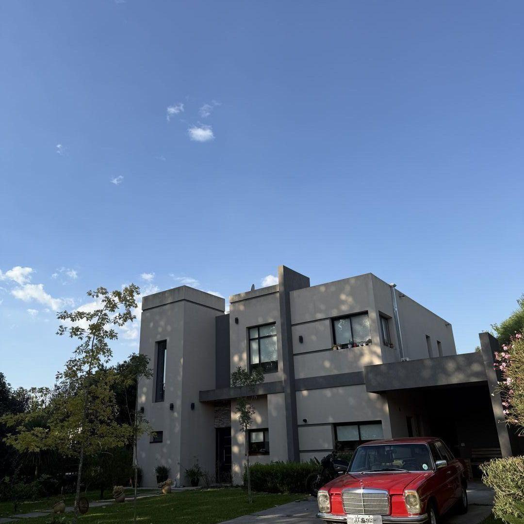 CASA EN VENTA 5 AMBIENTES CON PISCINA