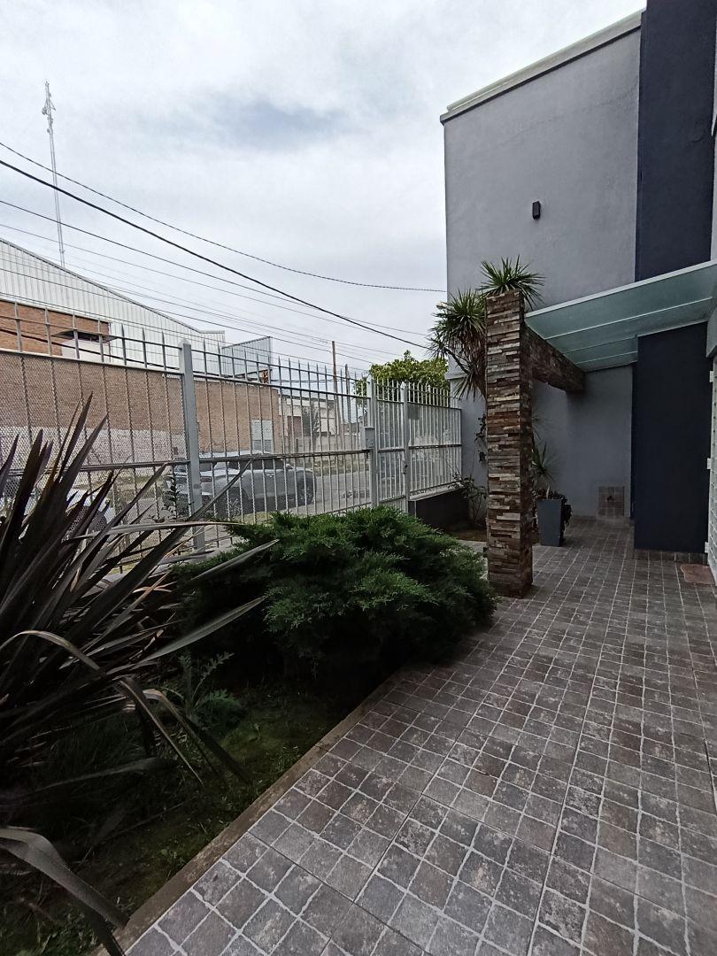 CASA EN VENTA 4 AMBIENTES, A NUEVO, FONDO LIBRE Y COCHERA