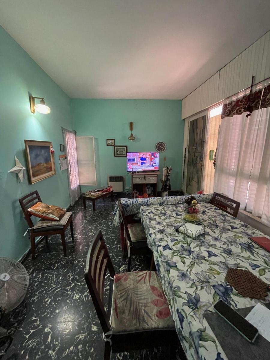 Venta casa de 4 amb. con cochera y parque, Sarandí, Avellaneda.