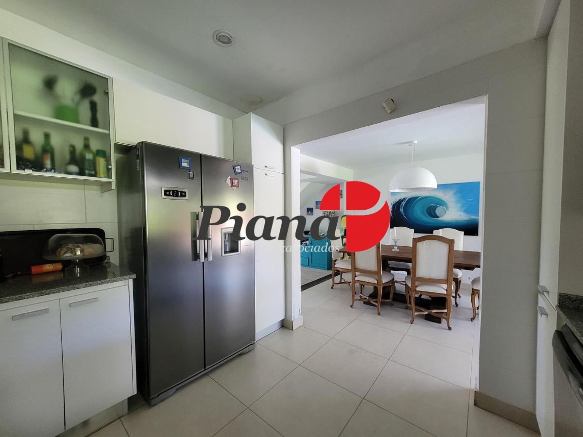 Foto de Casa en Venta - Zona Lasalle - Refaccionada - Piscina, imagen 2