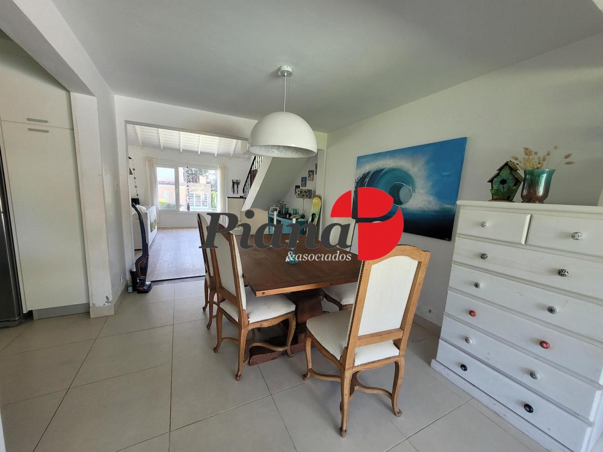 Casa en Venta - Zona Lasalle - Refaccionada - Piscina