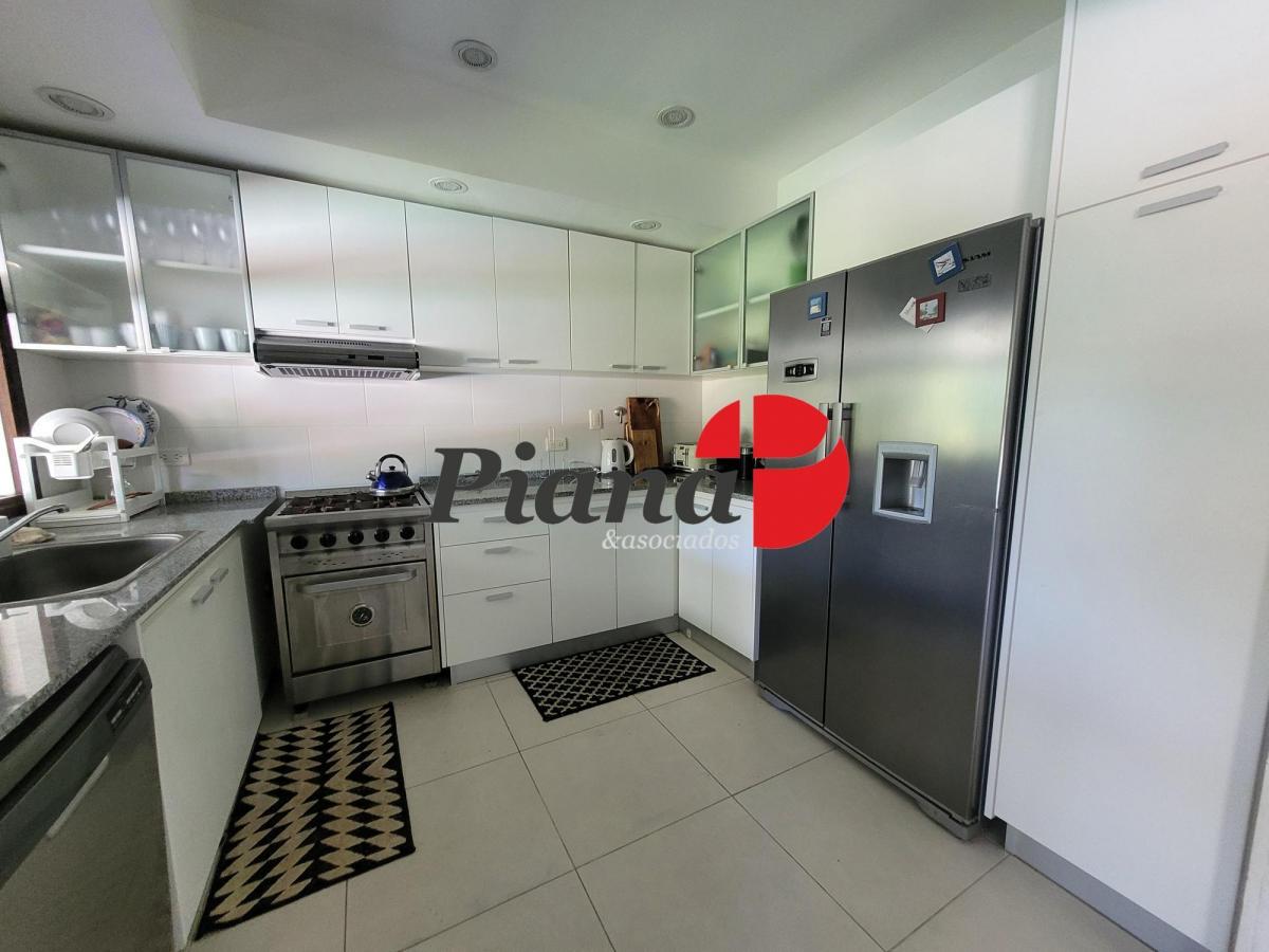 Foto de Casa en Venta - Zona Lasalle - Refaccionada - Piscina, imagen 4