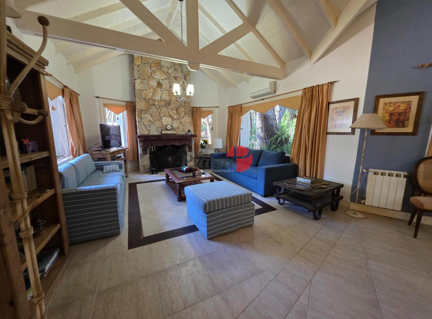 Foto de Casa en Venta - Carilo - Inmersa en el Bosque - 1.599 m² de terreno, imagen 1