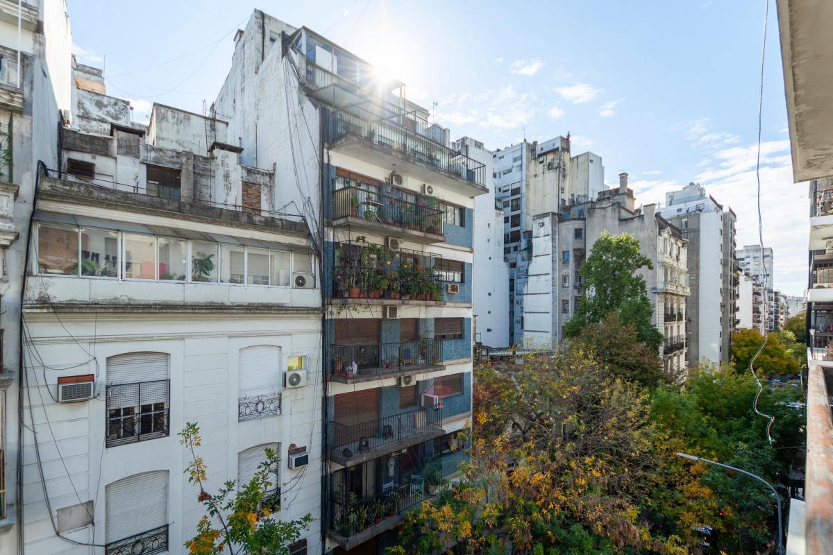 Excelente Departamento Sobre La Calle Viamonte Al 2700. 2