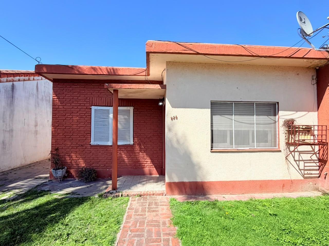 Foto de Casa 3 ambientes. Apta CREDITO. Frente con jardin, Garage para 3 autos, imagen 3