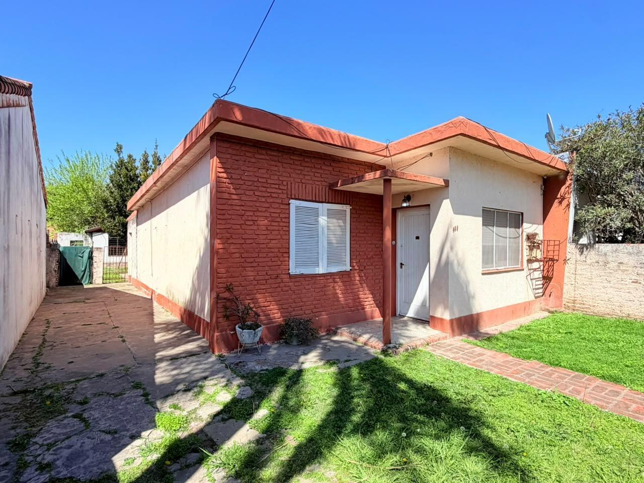 Foto de Casa 3 ambientes. Apta CREDITO. Frente con jardin, Garage para 3 autos, imagen 1