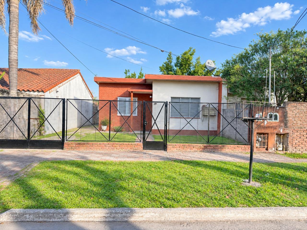 Foto de Casa 3 ambientes. Apta CREDITO. Frente con jardin, Garage para 3 autos, imagen 4