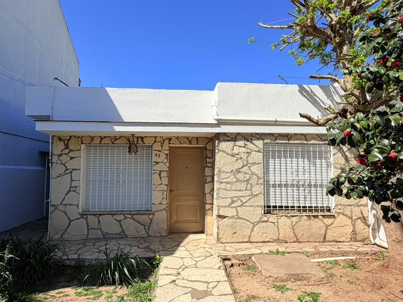 Foto de Casa 3 ambientes. APTA CREDITO. Frente con jardin, imagen 1