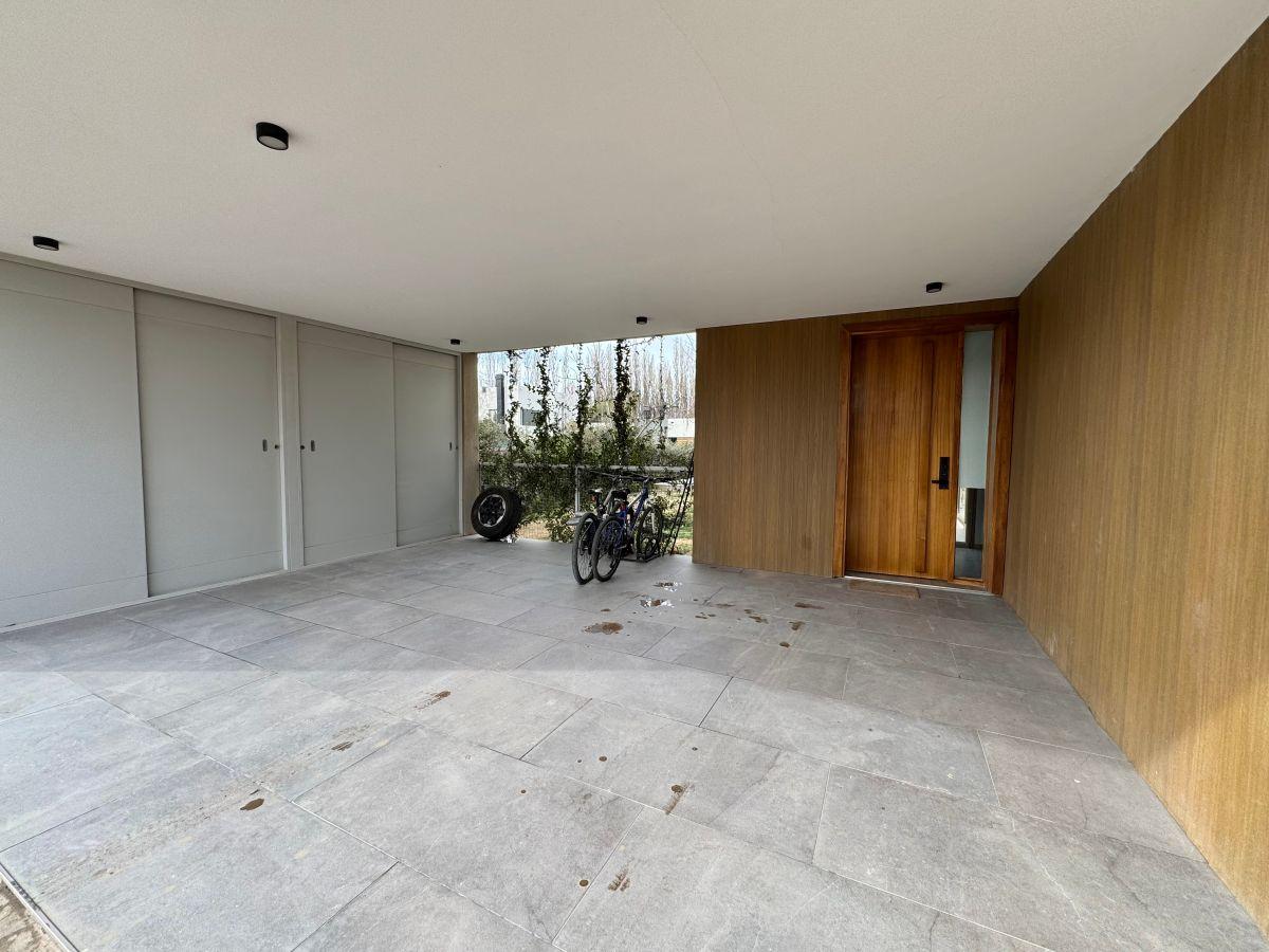 Foto de EN VENTA EXCLUSIVA CASA 3 DORMITORIOS B° CERRADO, NEUQUEN CAPITAL, imagen 4