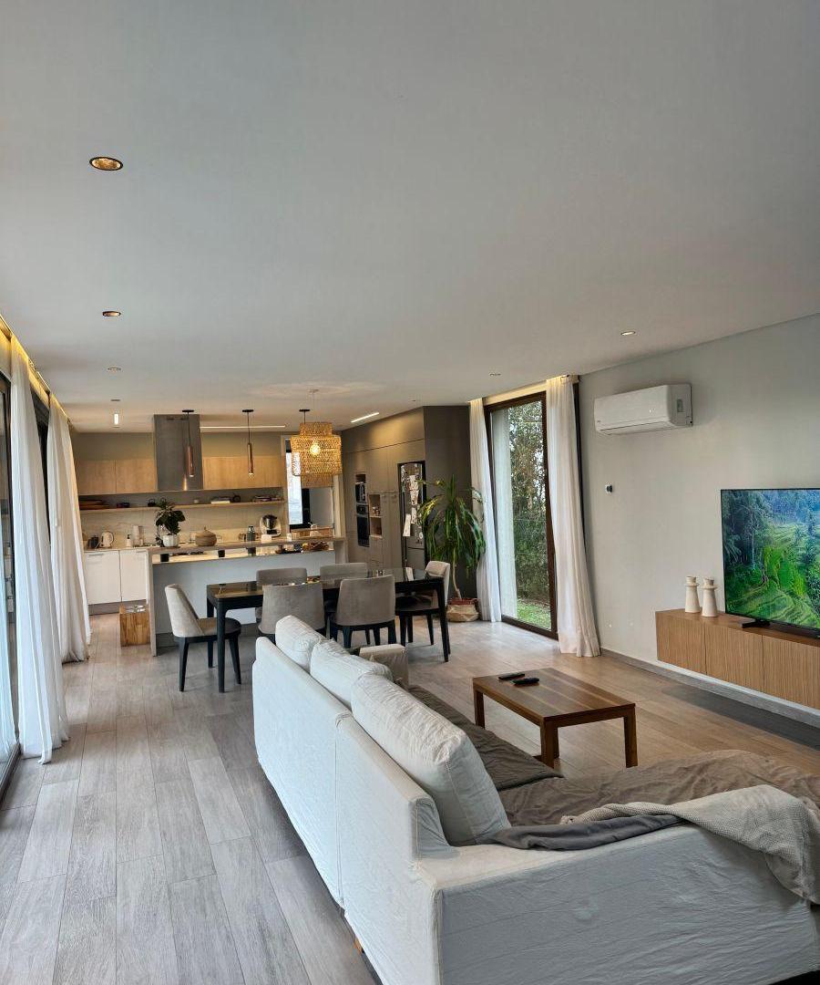 Foto de EN VENTA EXCLUSIVA CASA 3 DORMITORIOS B° CERRADO, NEUQUEN CAPITAL, imagen 3