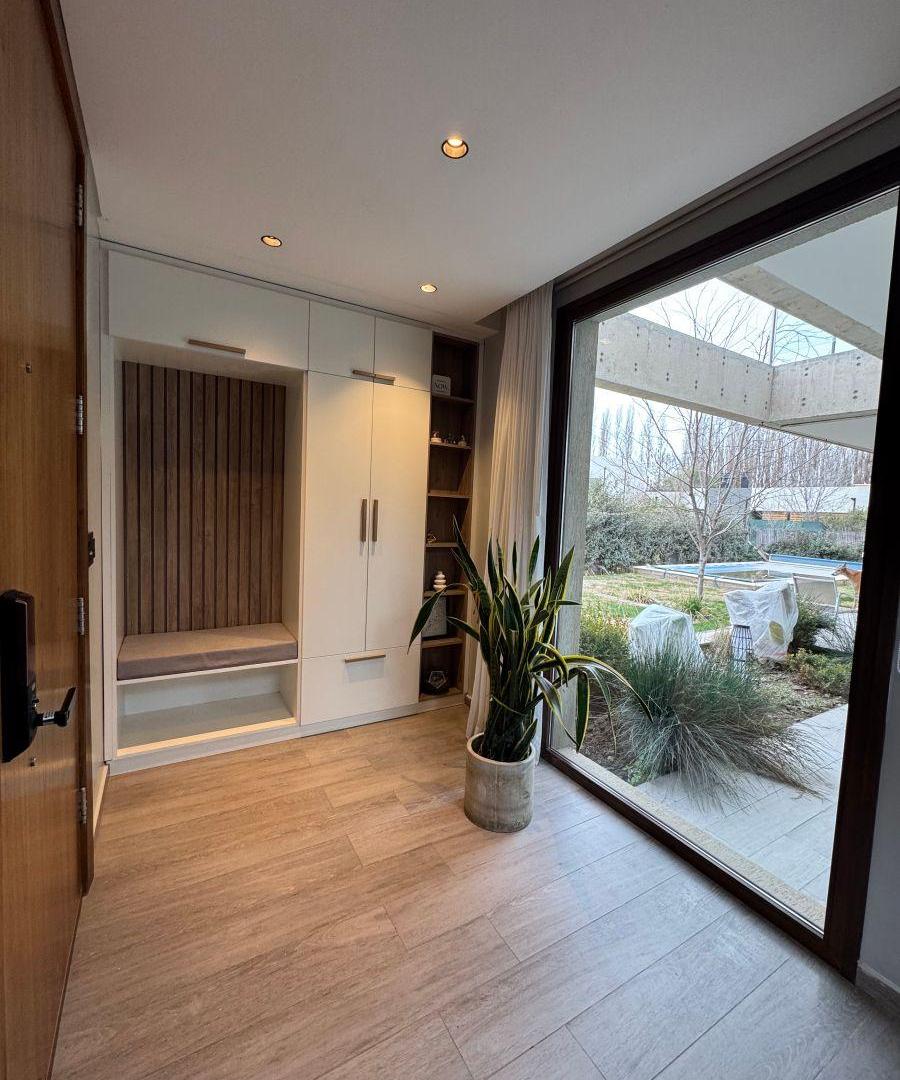 Foto de EN VENTA EXCLUSIVA CASA 3 DORMITORIOS B° CERRADO, NEUQUEN CAPITAL, imagen 4
