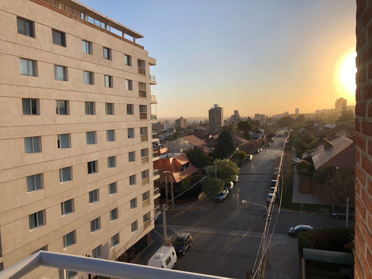 Foto de EN ALQUILER DESDE SEPTIEMBRE AMPLIO DEPARTAMENTO SEMIPISO DE 3, imagen 1