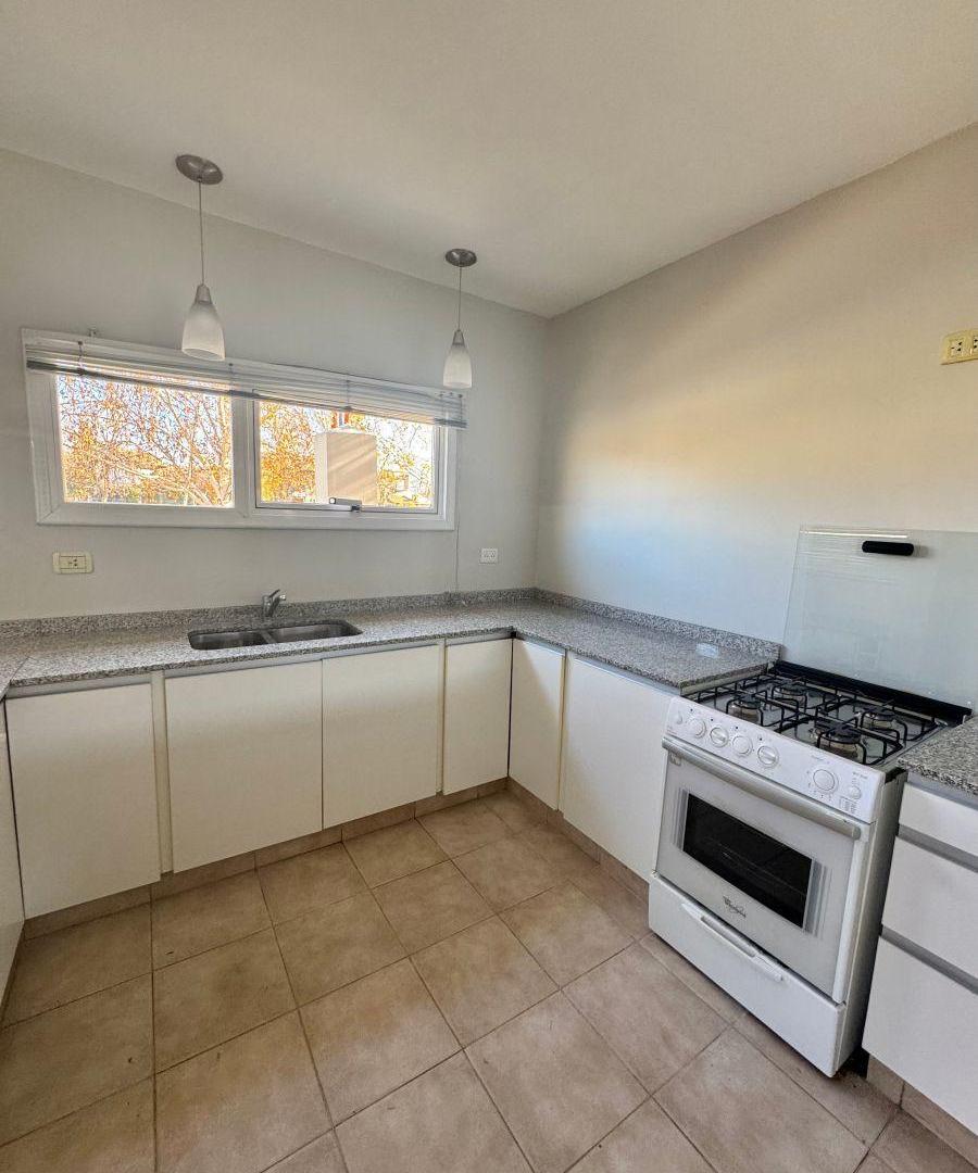 Foto de EN VENTA AMPLIA CASA B° LAS VIÑAS, CIPOLLETTI, RIO NEGRO, imagen 4