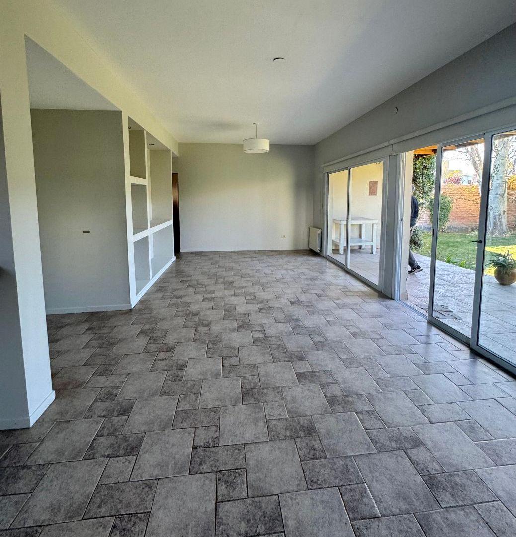 Foto de EN VENTA AMPLIA CASA B° LAS VIÑAS, CIPOLLETTI, RIO NEGRO, imagen 3