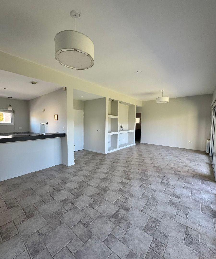 Foto de EN VENTA AMPLIA CASA B° LAS VIÑAS, CIPOLLETTI, RIO NEGRO, imagen 2