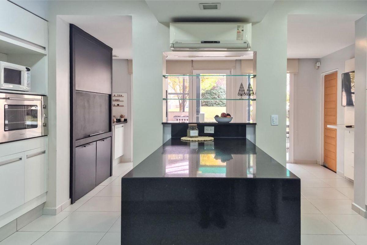 Foto de EN VENTA CASA 4 DORMITORIOS CON PISCINA, ZONA CENTRO ESTE, NEUQUEN, imagen 1